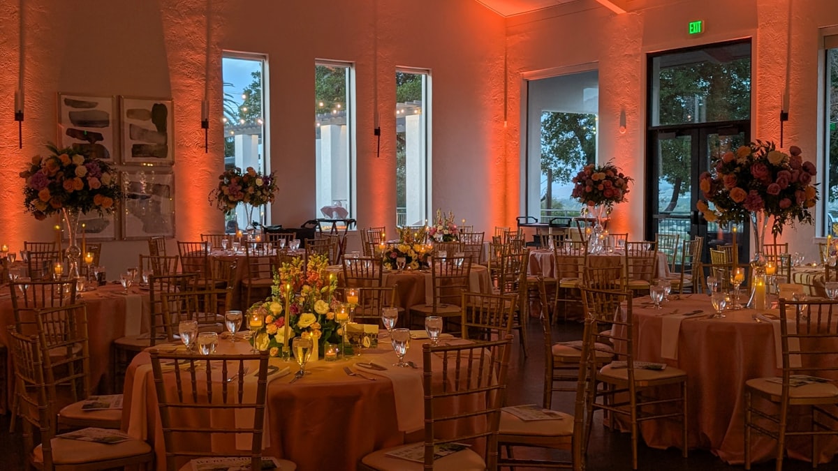 Salón de casamiento ambientado con iluminación cálida